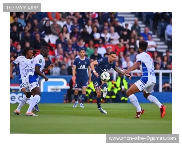 终场哨响，朗斯球员相拥庆祝登顶历史性时刻。